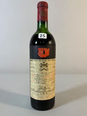 une vieille bouteille de vin posée sur une table blanche
