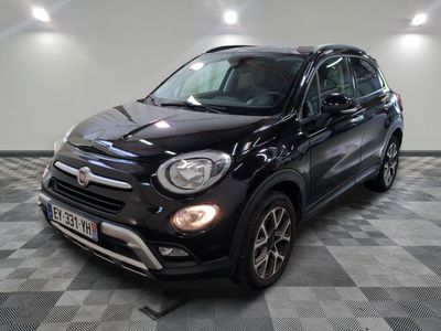 Le SUV Fiat noir est garé sur un sol à damier.