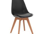 une chaise noire avec des pieds en bois et une assise noire