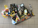un tas d'outils par terre, près d'un mur
