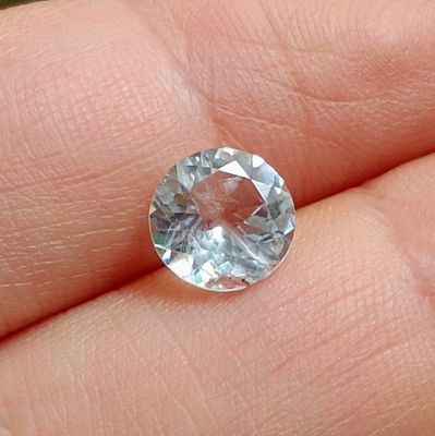 une image représentant une personne tenant un diamant blanc dans la main