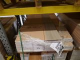 de nombreuses caisses en bois sur les étagères du magasin