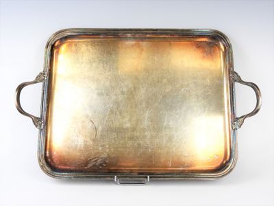 plateau de service plaqué argent avec des poignées, sur fond blanc