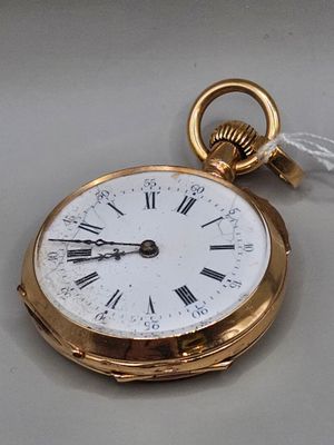 une montre de poche en or avec des chiffres romains