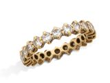 gros plan d'une bague en diamant sur une surface blanche