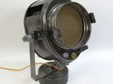une petite lampe noire posée sur une table