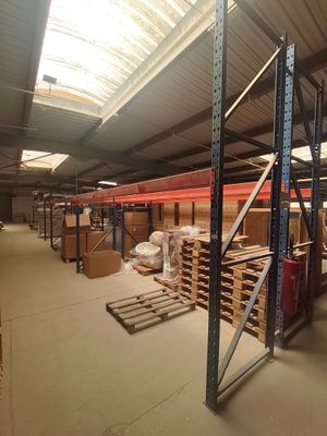 un grand entrepôt rempli de boîtes et de palettes