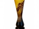 un vase en verre orné d'un arbre sur fond blanc
