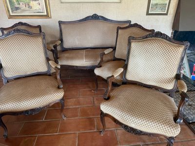 quatre chaises et un canapé dans un salon