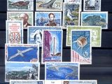 une photo montrant une collection de timbres posés sur une table