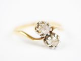 gros plan d'une bague en diamant sur une surface blanche