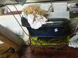 une poupée assise dans un landau