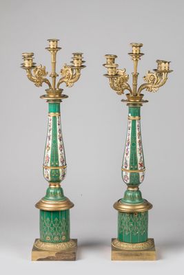 une paire de bougeoirs verts et dorés ornés de motifs floraux