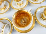 beaucoup de tasses et de soucoupes sur la table