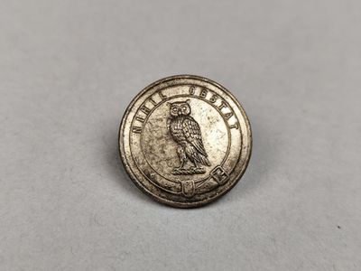 une pièce d'argent sur laquelle est perchée une chouette