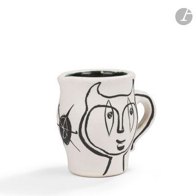 une tasse à café sur laquelle est dessiné un chat