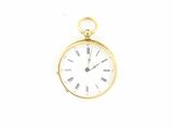 une montre de poche en or avec des chiffres romains sur le cadran