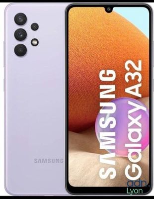 un gros plan sur un Samsung Galaxy S9 blanc et un orange