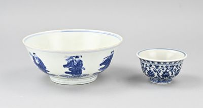 un bol bleu et blanc et un petit bol posés sur une table