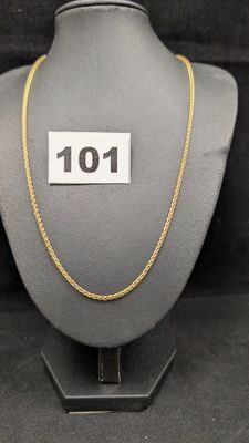 un gros plan sur un mannequin portant un numéro