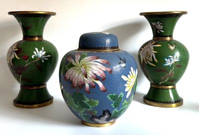 trois vases décorés de fleurs peintes