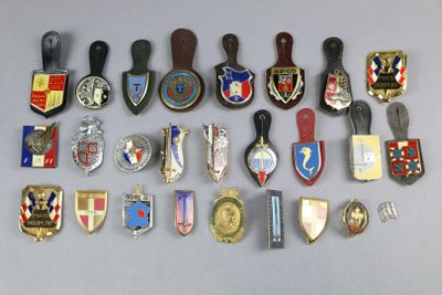 de nombreux types de badges différents, disposés sur une table