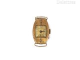 une petite montre en bois avec un cadran doré sur fond blanc