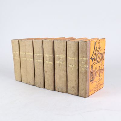 six livres sont empilés sur une surface blanche