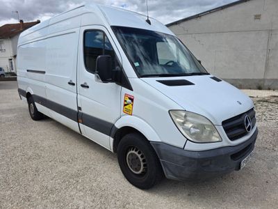 la camionnette blanche est garée dans un parking près d'un bâtiment