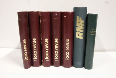 cinq livres sont alignés sur une surface blanche
