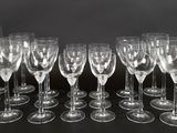plusieurs verres à vin vides alignés sur une table
