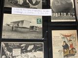 une vieille photo montrant une collection de vieilles cartes postales posées sur une table