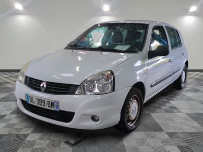 la photo d'une petite voiture blanche garée dans un garage