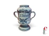 un vase bleu et blanc posé sur une surface blanche
