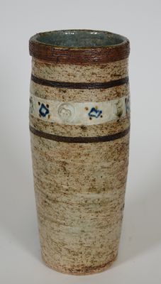 VASE ROULEAU en grès émaillé brun nuancé avec décor d'une fr…
