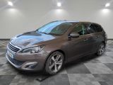 la voiture grise est garée sur le sol en damier d'un garage