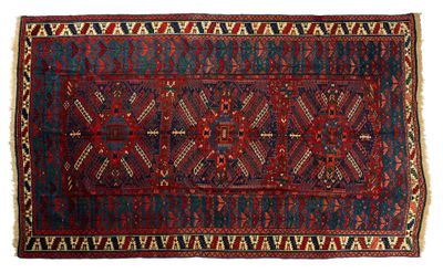 un tapis rouge et bleu sur fond blanc