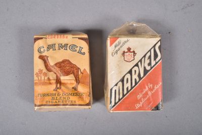 deux paquets de cigarettes Camel posés l'un à côté de l'autre sur une table