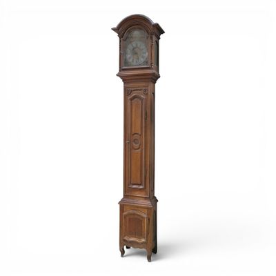 une grande horloge de parquet en bois exposée sur un fond blanc