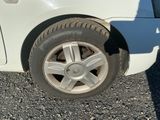 un gros plan d'un pneu sur une voiture blanche