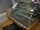 une vitrine en verre au milieu d'une pièce