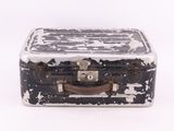 une valise noire et blanche posée sur une surface blanche
