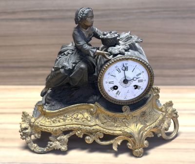 Pendule en régule doré H 28 cm
