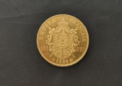 gros plan d'une pièce d'or sur une surface noire