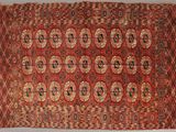 un tapis rouge et noir à motifs