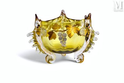 un bol en verre orné de fleurs, posé sur un socle