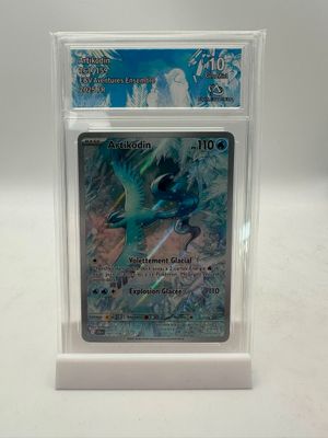 un porte-carte en plastique transparent contient une carte à collectionner Pokémon
