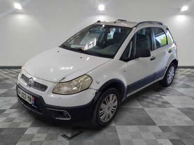 la photo d'une petite voiture blanche garée dans un garage