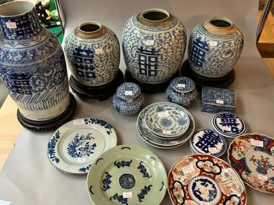 beaucoup de vases et d'assiettes bleus et blancs sur la table