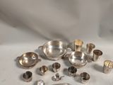 beaucoup de cuillères en argent et de cuillères sur une table
